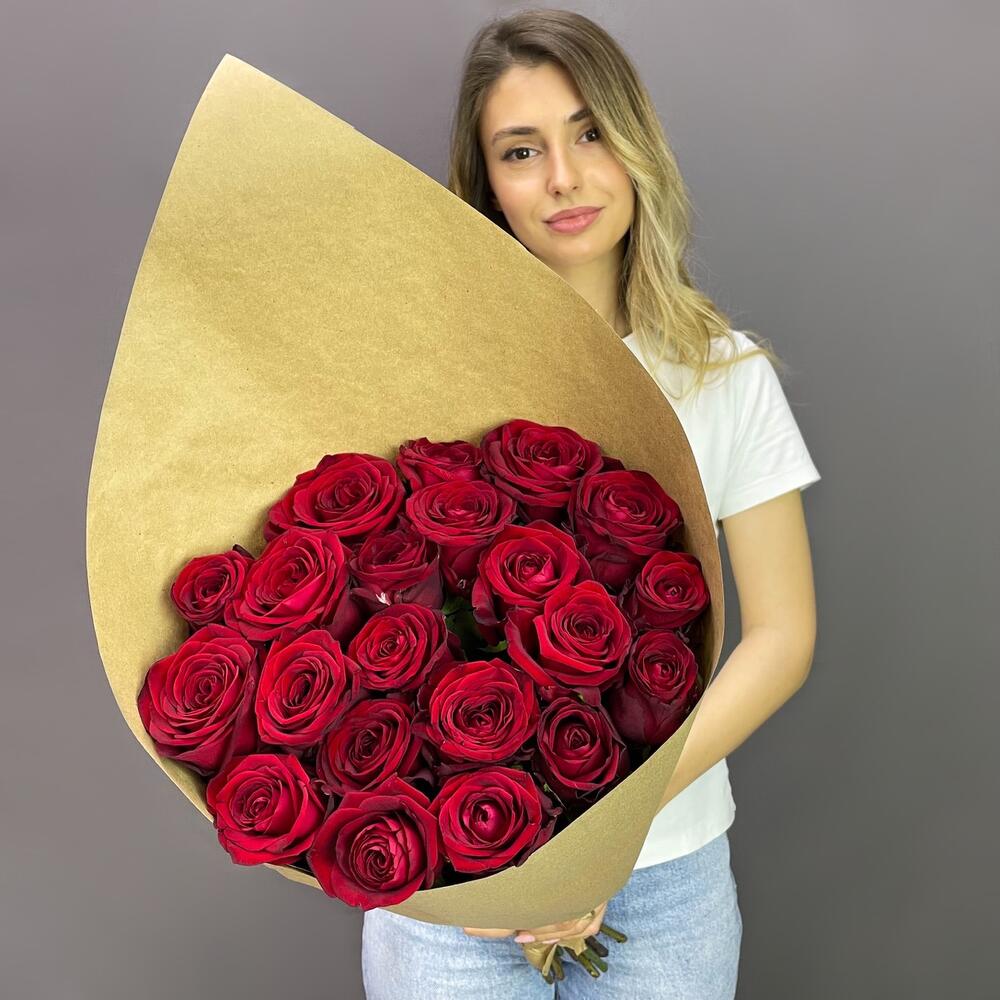Букет из 21 красной розы 60 см в крафте