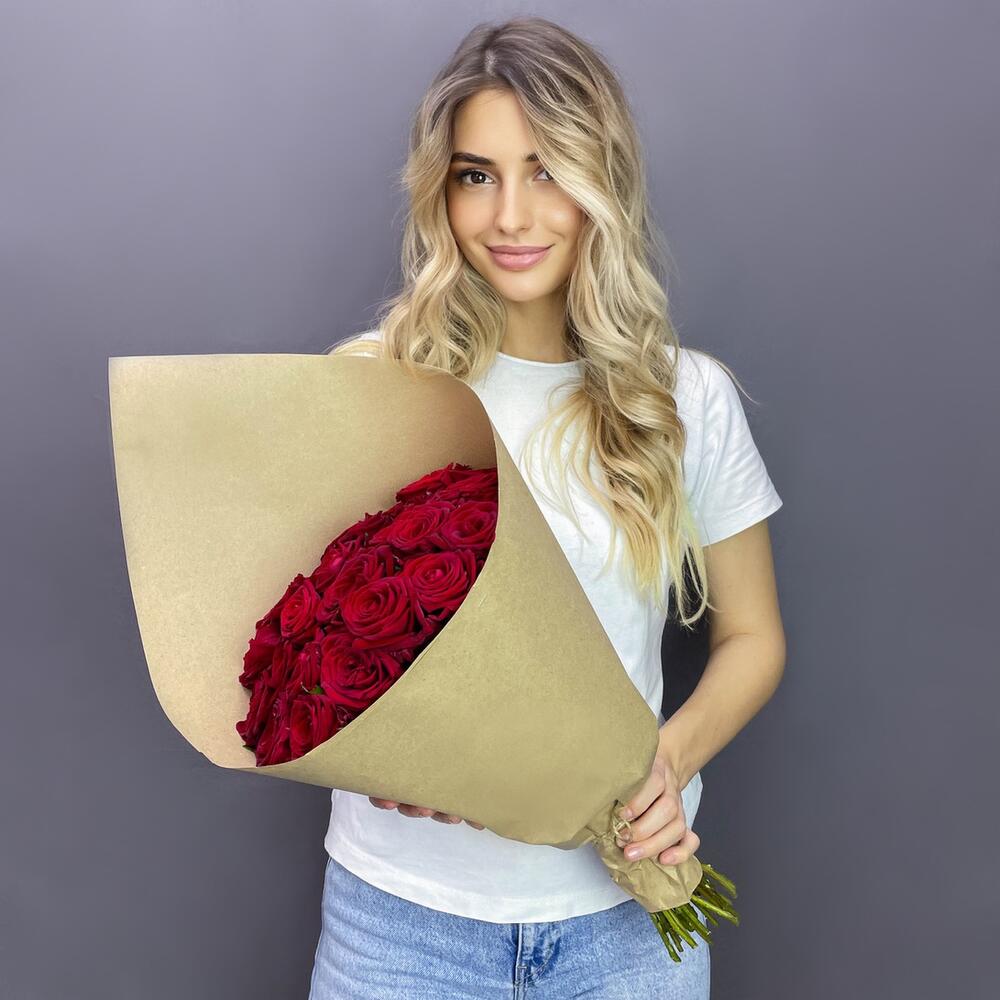 Букет из 25 роз в крафте