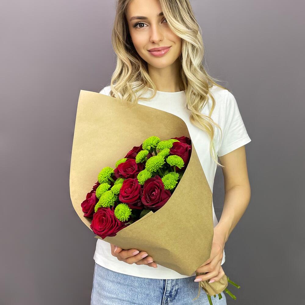Букет из 9 роз с сантини в крафте