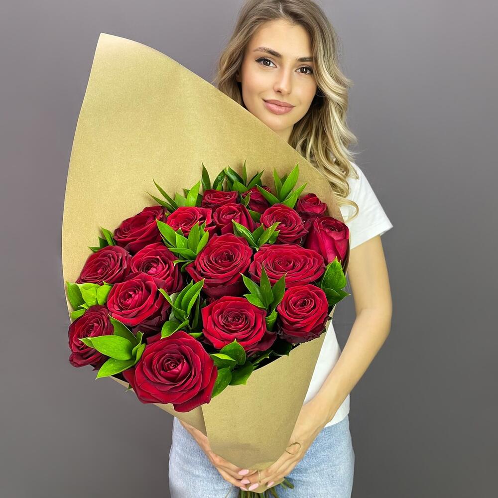 Букет из красных роз 60 см с рускусом