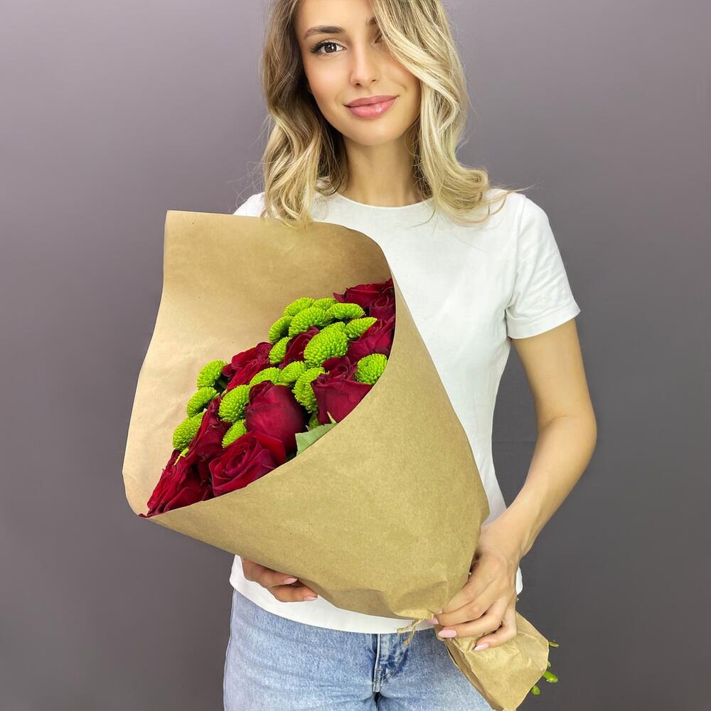 Букет из 15 роз с сантини в крафте