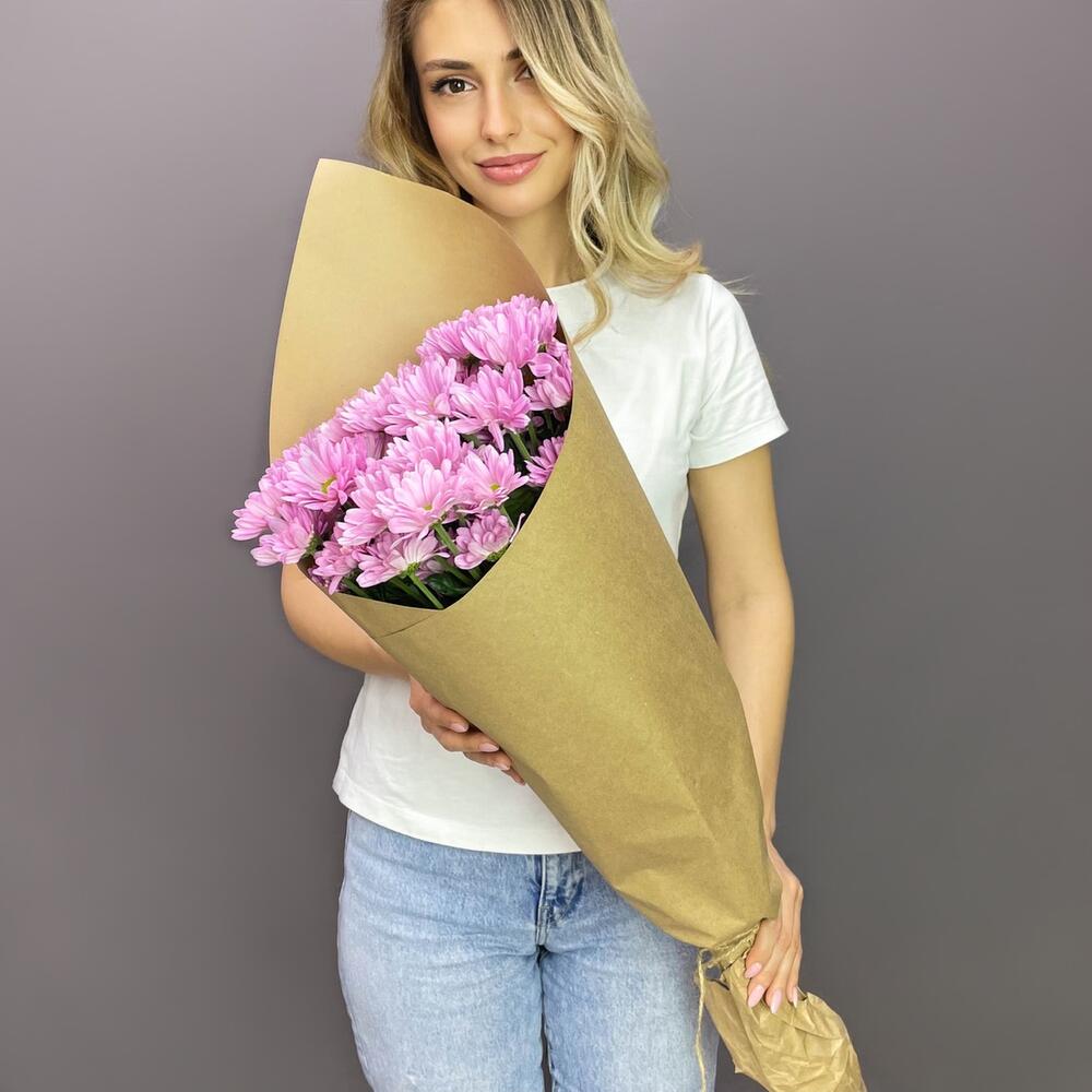 Букет из 5 хризантем в крафте