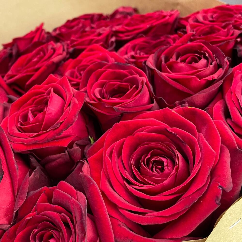 Букет из 35 красных роз 60 см в крафте